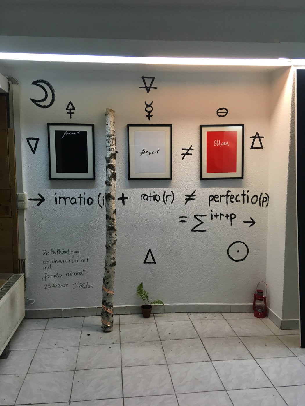 Ortsbezogene Wandarbeit mit schwarzen, weißen und roten Flächen und Schrift im Ausstellungsraum kollektiv